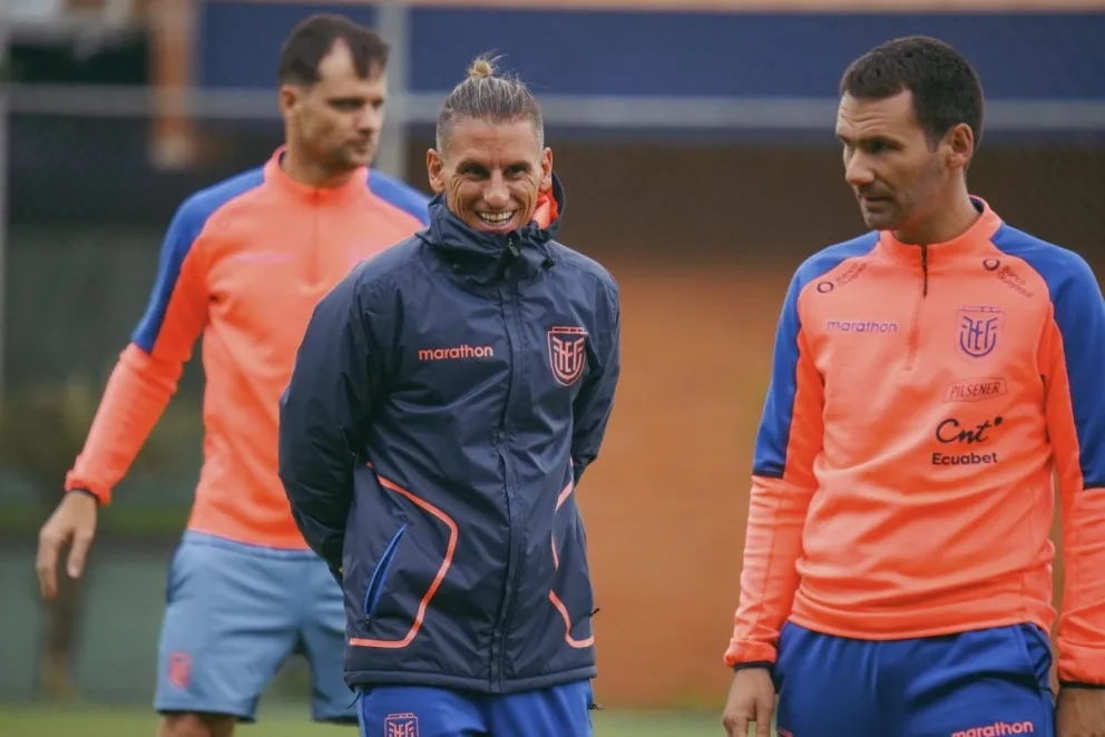 Sebastián Beccacece (centro) junto a sus colaboradores en un entrenamiento de la selección ecuatoriana. Foto: FEF