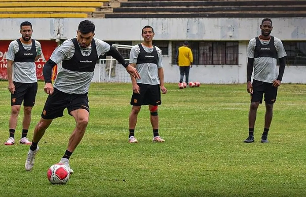 Triverio se alista para pegarle a la pelota. Lo observan varios de sus compañeros, entre ellos Marc Enoumba. Foto: club The Strongest