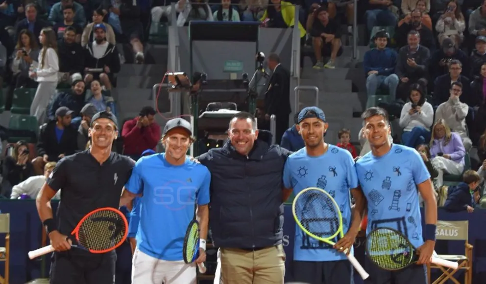 Coria (izq.), Forlán junto a Arias y Zeballos previo al inicio del partido. Foto: ESPN.