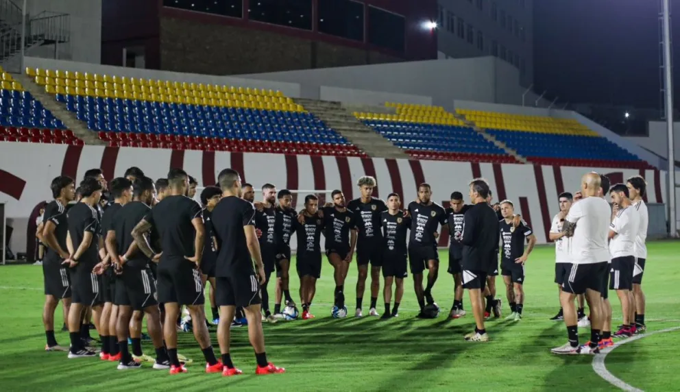 El entrenador de Venezuela, Fernando Batista, conversa con sus jugadores. Foto: Lavinotinto