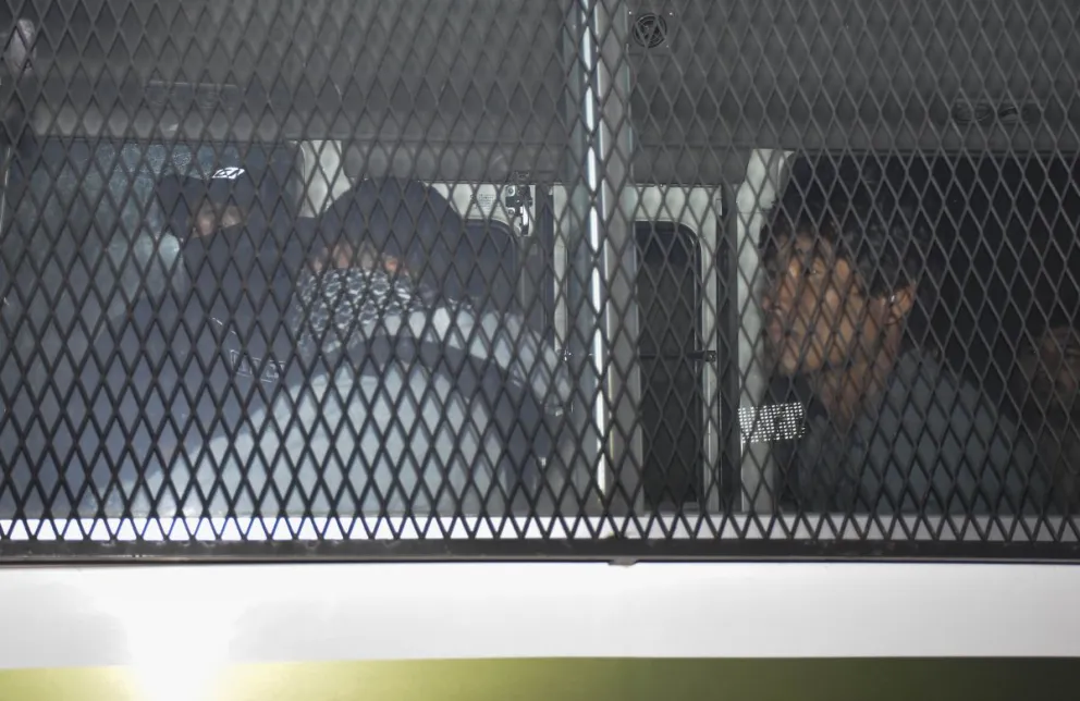 Aprehendidos en un bus policial durante los bloqueos "evistas" de octubre. Foto: APG
