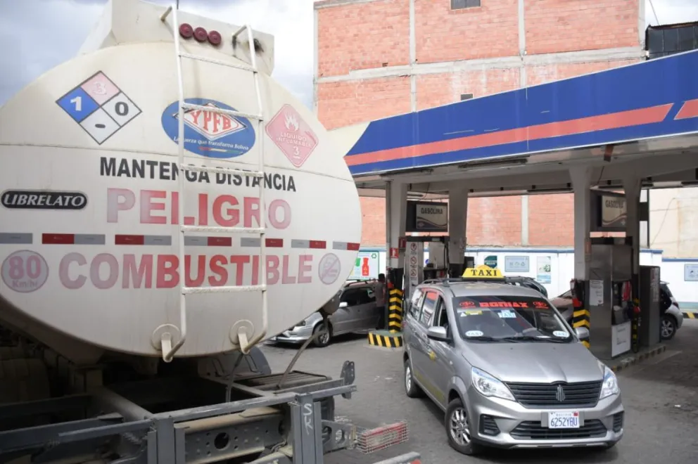 En las estaciones de servicio aún se hacen filas por combustible. Foto APG