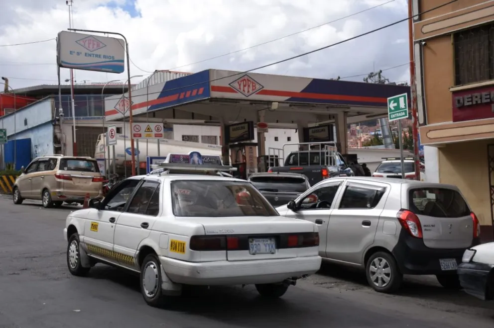 Autos a la espera de cargar gasolina Foto: APG