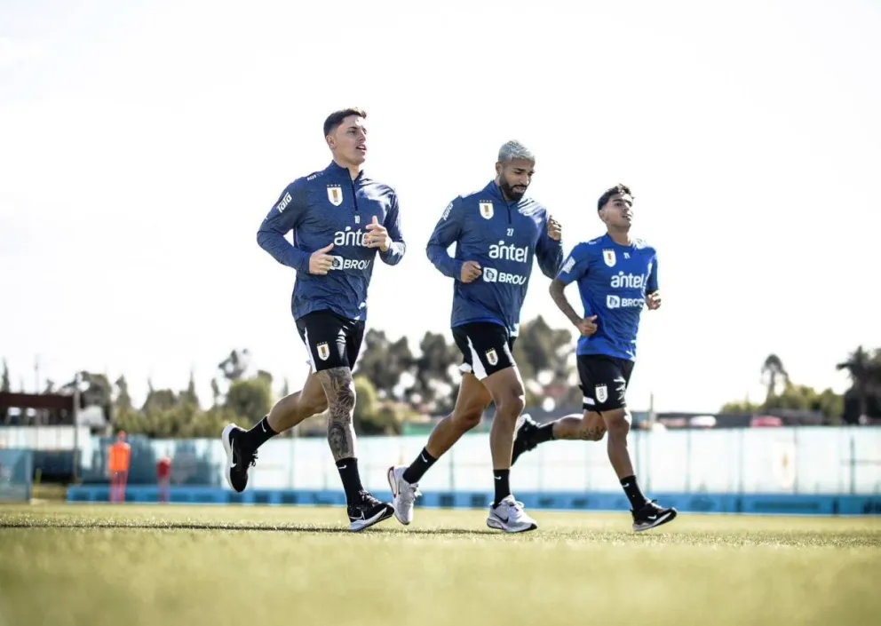 Los jugadores charrúas cerraron ayer sus prácticas en Montevideo. Foto: AUF