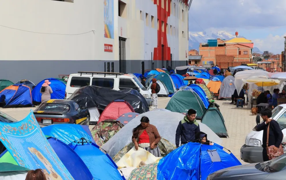 En el estadio de Villa Ingenio hubo gente que durmió en carpas dos noches para adquirir boletos. Foto: APG