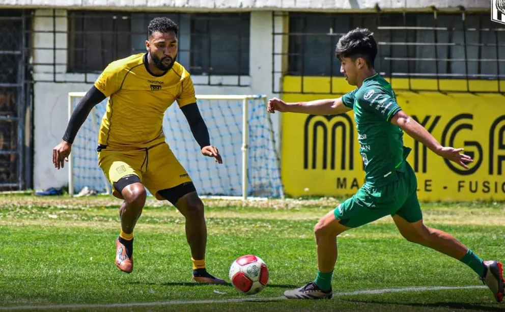 Miguel Terceros (der.) conduce el balón para tratar de superar la marca del atigrado Adrián Jusino. Foto: The Strongest.