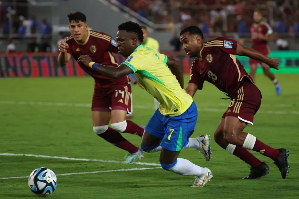 Vinicius Junior elude la marca de dos jugadores venezolanos. Foto:FPTV