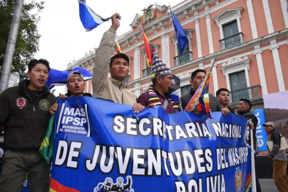 Militantes del ala "arcista" festejan el fallo del TCP en la plaza Murillo de la ciudad de La Paz. Foto: APG