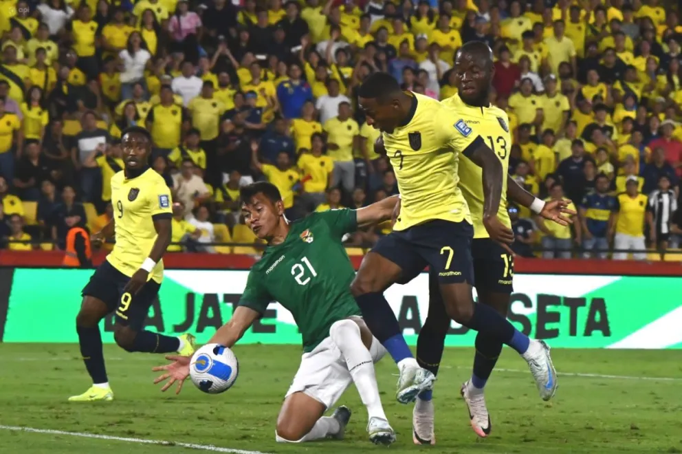 La mano de Sagredo ante el ingreso de Estupiñan. Foto: APG