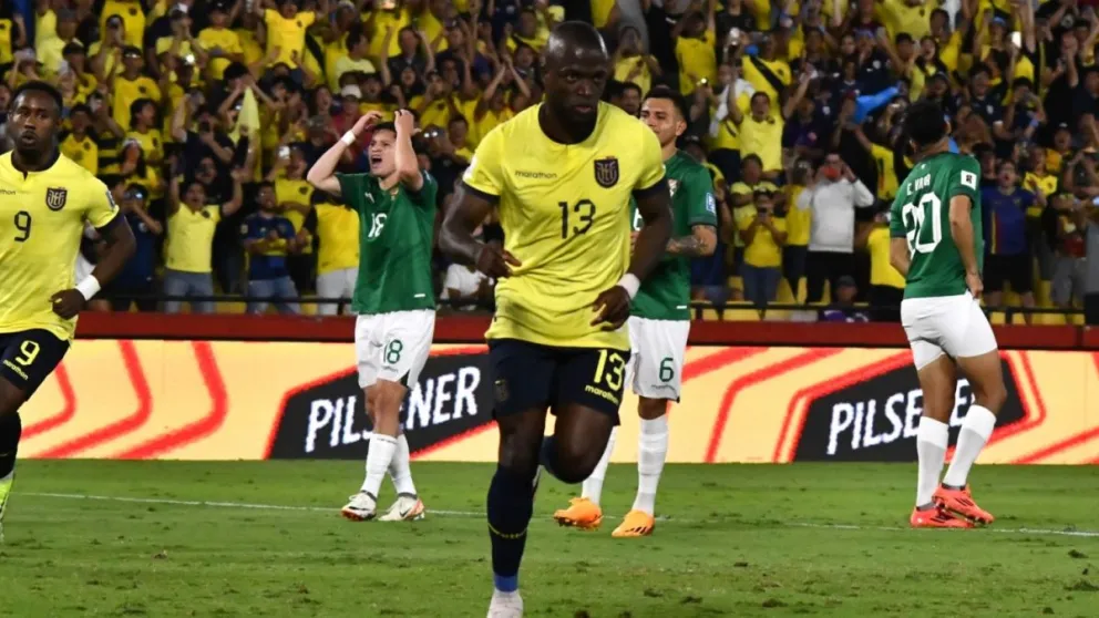 Valencia (13) celebra el primer gol ecuatoriano de su autoría. Atrás el lamento de la Verde. Foto: APG