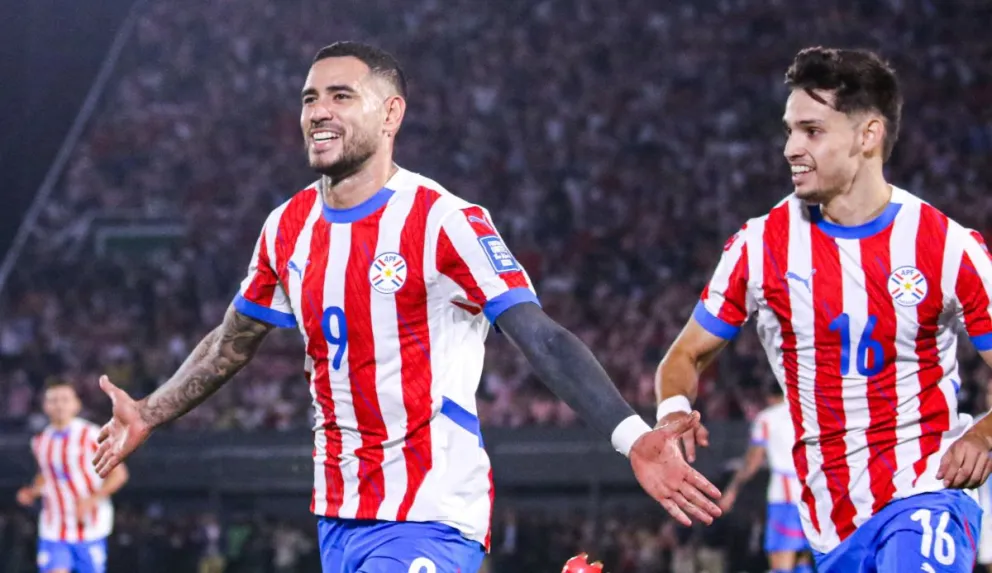 Antonio Sanabria (9) celebra el primer gol de Paraguay en el triunfo sobre Argentina. Su compañero Damián Bobadilla se suma al festejo. Foto: APF