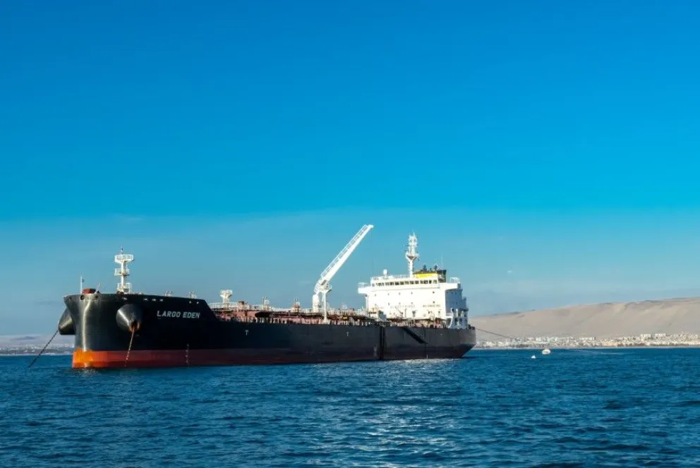 Un buque que traslada combustible que es distribuido por YPFB. Foto: YPFB