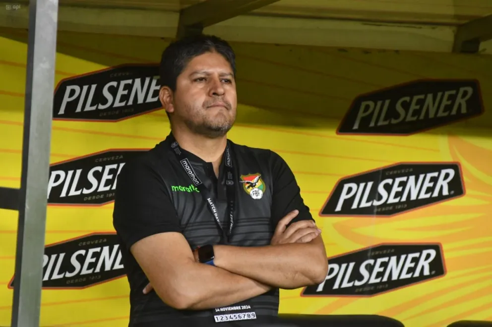 Villegas observa el partido en Guayaquil. Foto: APG.