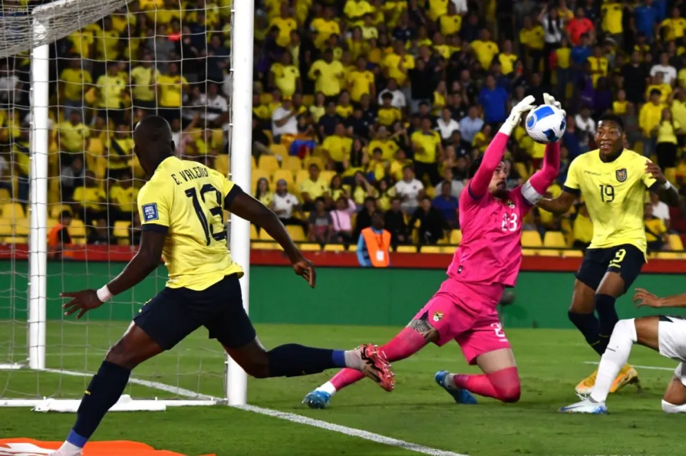 Guillermo Viscarra ataja un intento de Enner Valencia (13). El arquero evitó que la diferencia sea mayor.Foto: APG