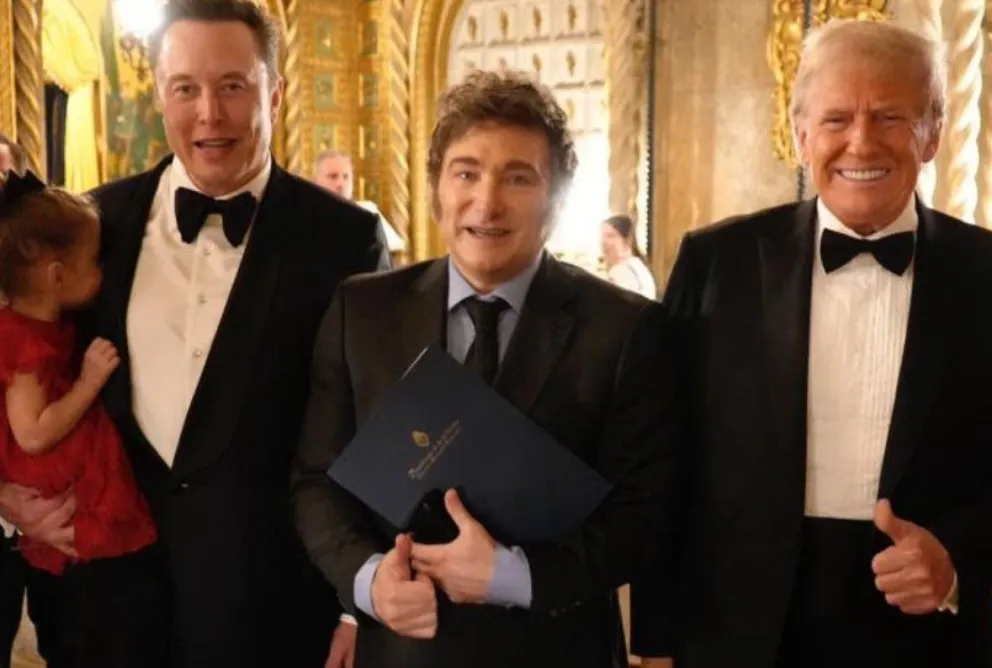 Elon Musk, Milei y Trump en el foro de en Mar-a-Lago. Foto: @JMilei