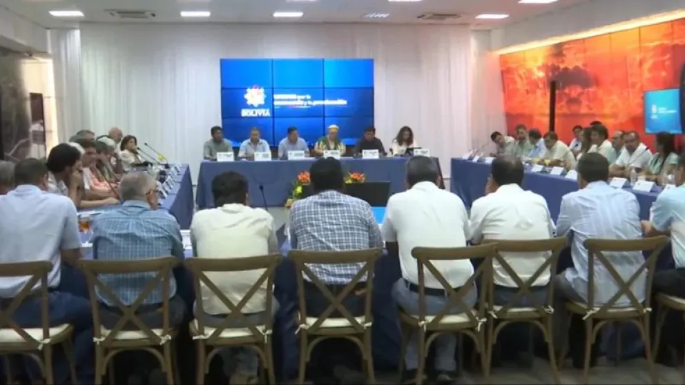 Autoridades y representantes del sector productivo reunidos en la ciudad de Santa Cruz. Foto: Red Uno