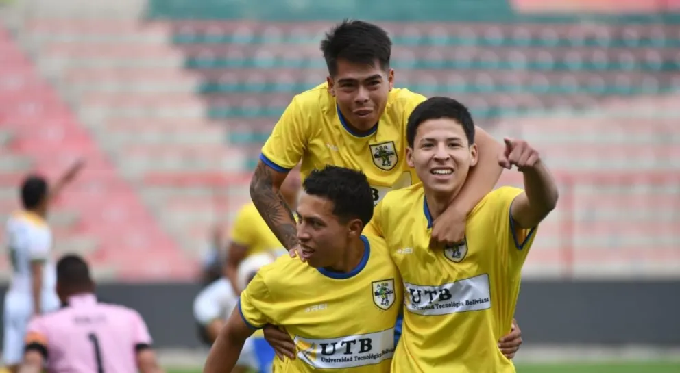 Jugadores de ABB festejan uno de los ocho goles contra Alianza Benia. Foto: APG.