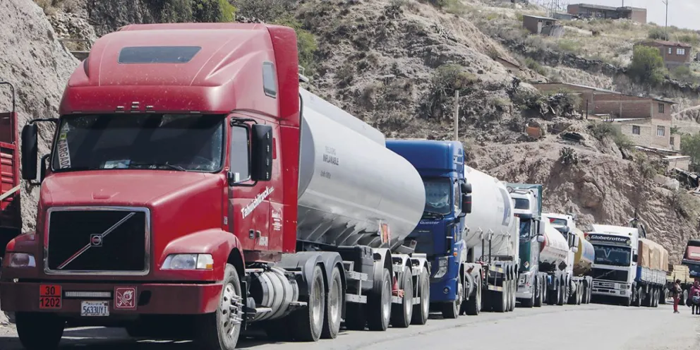 Los bloqueos ocasionaron que las cisternas corran el riesgo de que el combustible se filtre. Foto: APG