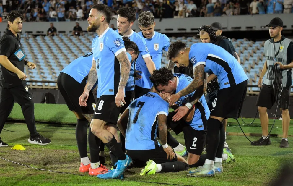 Los uruguayos celebran el gol conseguido por Rodrigo Aguirre. Foto: Conmebol