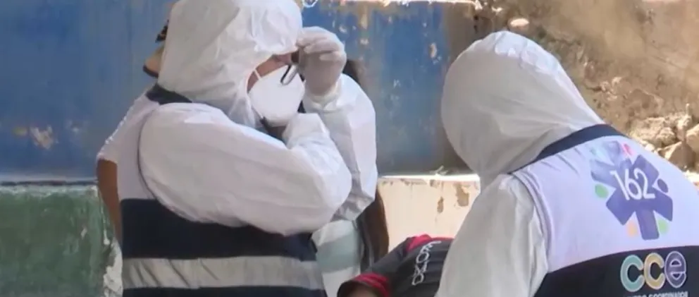 Personal de salud realizó una revisión médica a los niños en la unidad educativa. Foto: Unitel