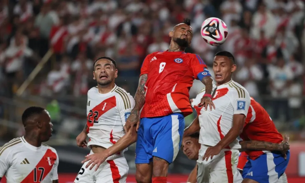 El chileno Arturo Vidal intenta cabecear el balón en una acción de ataque. Foto: Conmebol