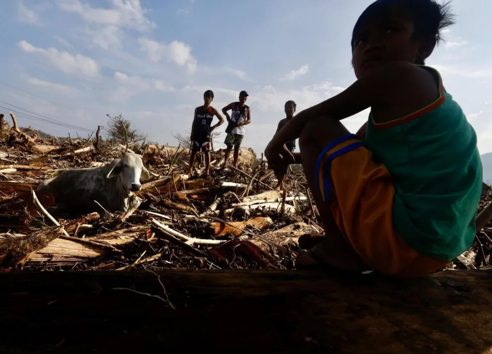 Un filipino observa los escombros tras el paso del tifón Usagi del 15 de noviembre. Foto: EFE 