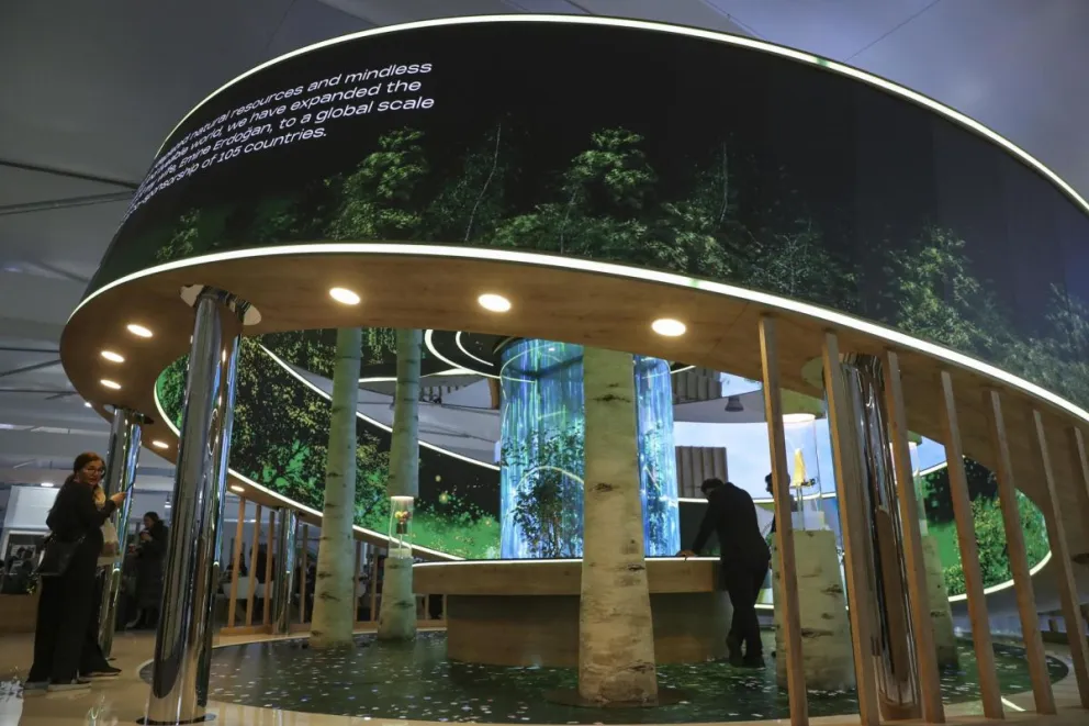 Turistas visitan la zona verde, en la cumbre climática de las Naciones Unidas. Foto: EFE