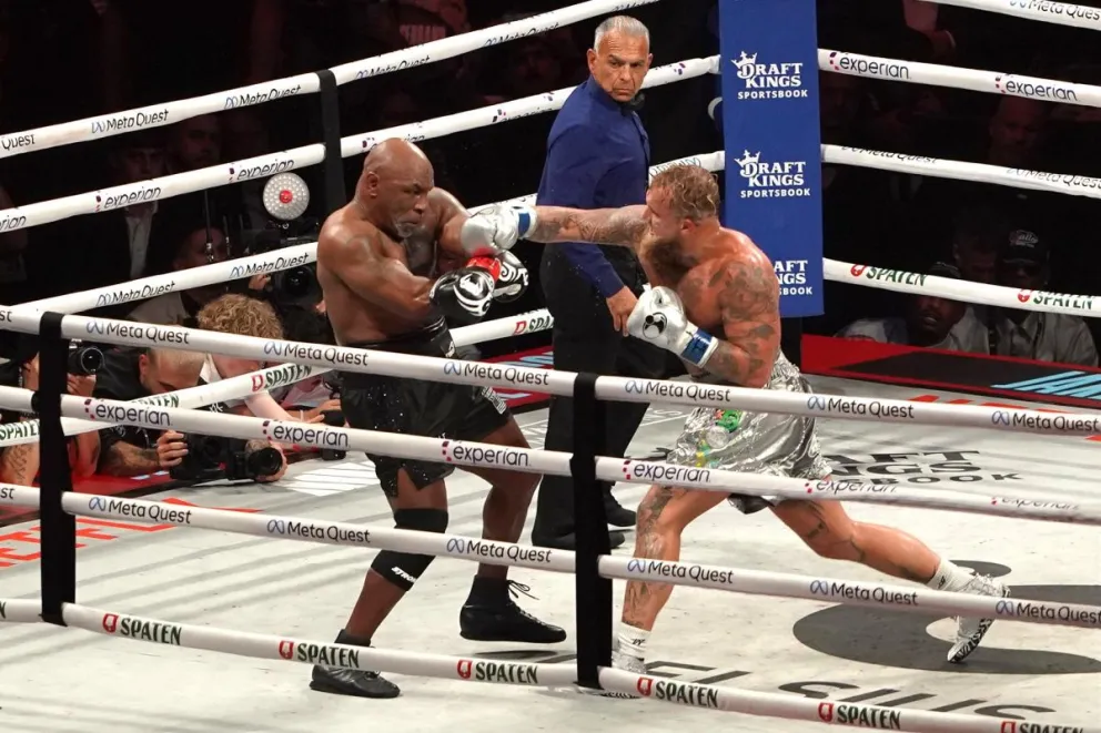 Jake Paul impacta con un golpe de derecha en el rostro de Mike Tyson. Foto: EFE