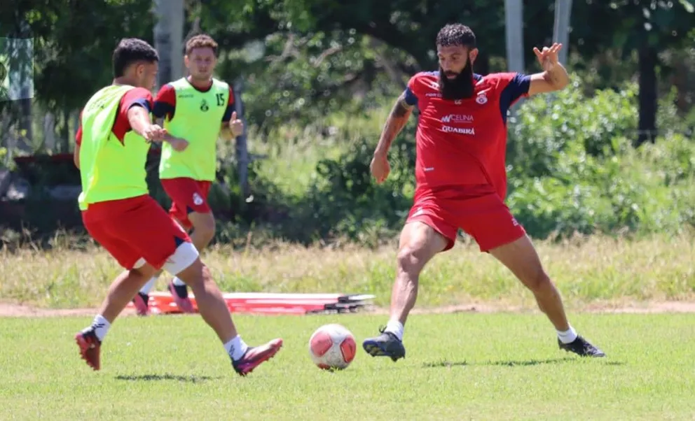 Alejandro Quintana (der.) disputa la pelota con uno de sus compañeros en el entrenamiento del viernes. Foto: club Guabirá