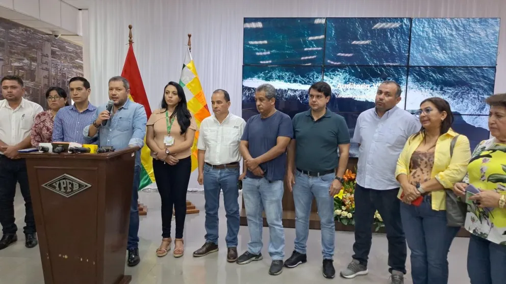 El ministro de Hidrocarburos, Alejandro Gallardo, se dirige a los medios de comunicación. Foto: CAO