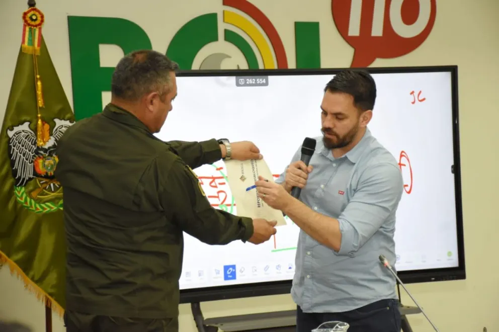 Del Castillo muestra la forma en que el impacto de las balas deja rastros en una superficie. Foto: APG