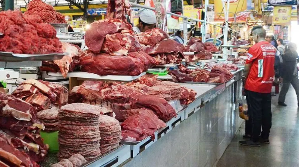 Puestos de venta de carne de res. Foto: Público.bo