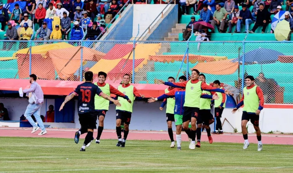 Marcos Ríos (19) celebra con sus compañeros el segundo gol del cuadro capitalino. Foto: club Universitario