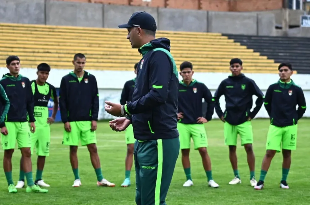 Jorge Perrotta, entrenador de la selección boliviana Sub-20, durante una charla con los jugadores. Foto: FBF