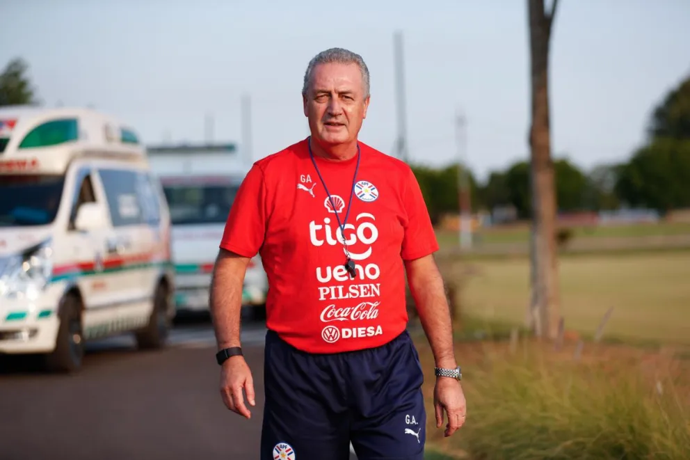 El DT de Paraguay, Gustavo Alfaro, previo a un entrenamiento. Foto: EFE.