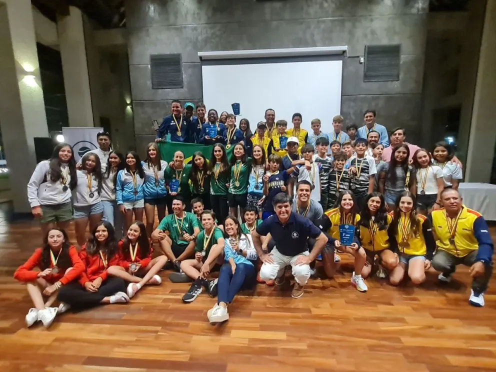 Las selecciones participantes tras el torneo. Foto: Cosat.