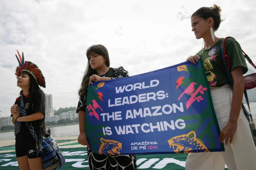 Activistas y artistas participan durante un protesta en defensa de la Amazonía, este domingo, en Río de Janeiro (Brasil). EFE