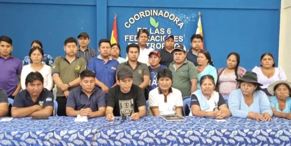 El expresidente Evo Morales junto a los dirigentes de las seis federaciones brinda conferencia de presa. Foto: captura Kawsachum Coca