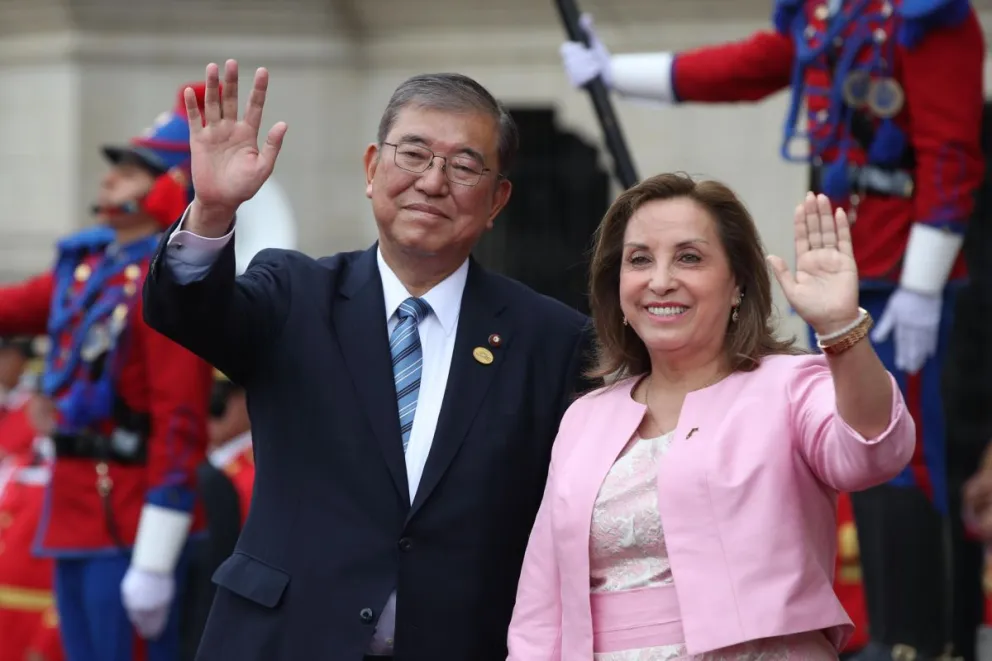 La presidenta de Perú, Dina Boluarte, junto al primer ministro de Japón, Shigeru Ishiba, en el Palacio de Gobierno. Foto: EFE