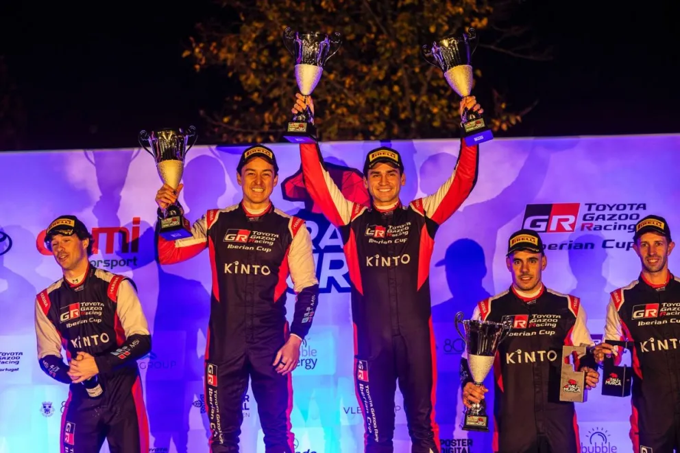 Bruno Bulacia (der.), junto a su navegante Morales, alzan sus trofeos de campeón. Foto: Prensa Bulacia.