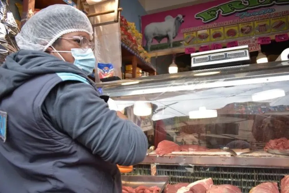 El control municipal en un puesto de venta de carne. Foto: Amun