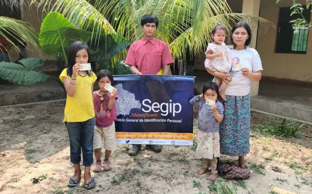 Una familia con sus cédulas de identidad. Foto: Segip