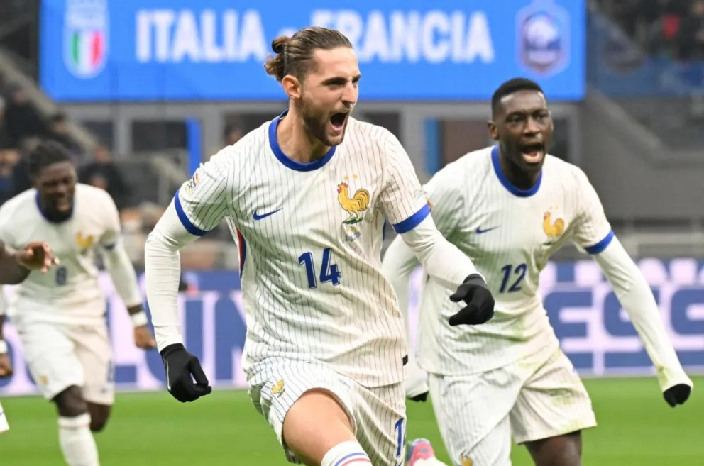 El francés Adrien Rabiot (centro) festeja uno de sus dos goles. Foto: EFE.