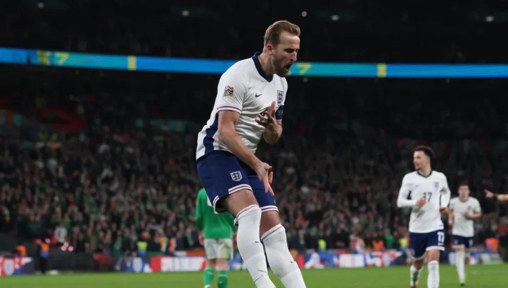 El inglés Harry Kane celebra el 1-0 de penal. Foto: EFE.
