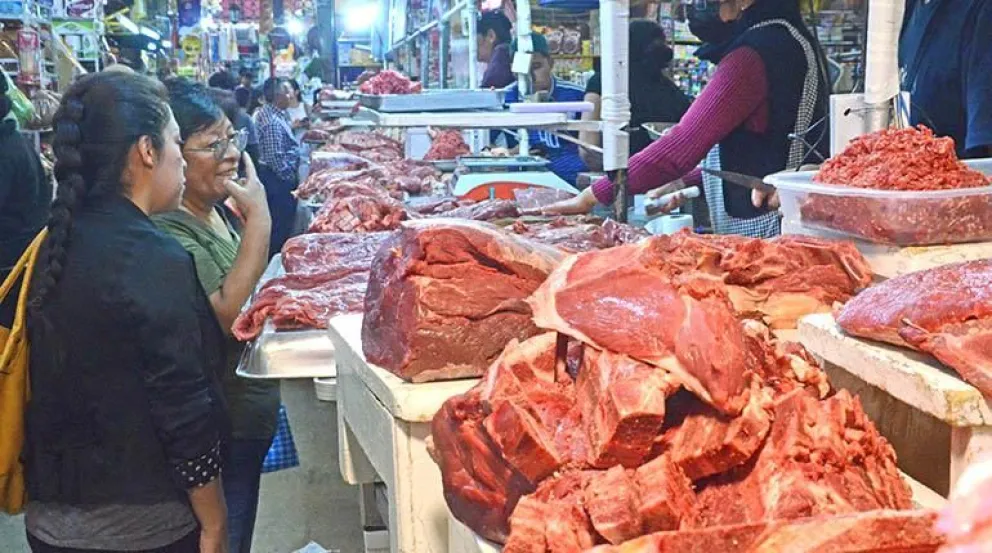 Un puesto de venta de carne en un centro de abasto en Cochabamba. Foto: Los Tiempos