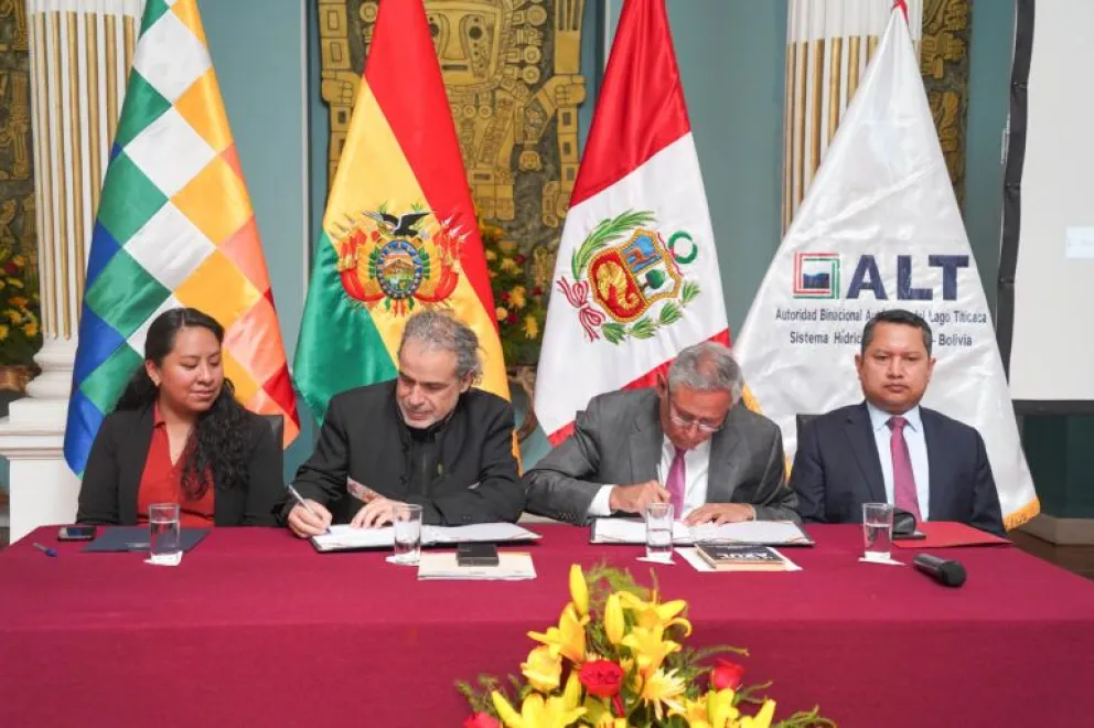 Autoridades firman el convenio en el marco del observatorio. Foto: Cancillería