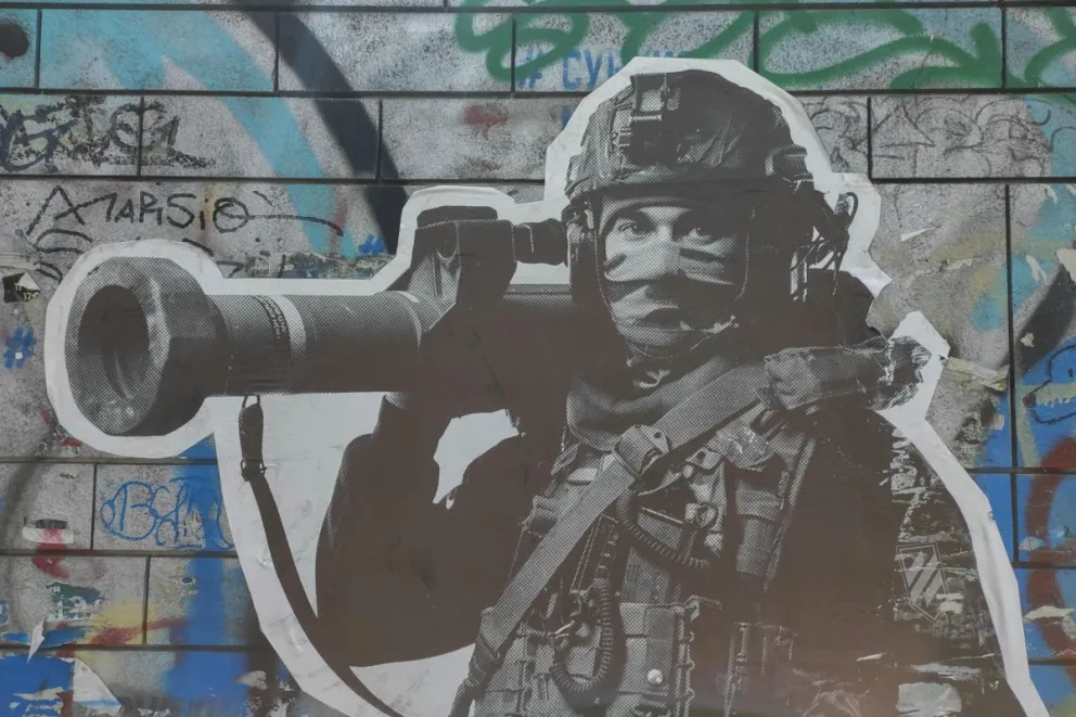 Un grafiti de un soldado ucraniano en una calle de Kiev. Foto: EFE