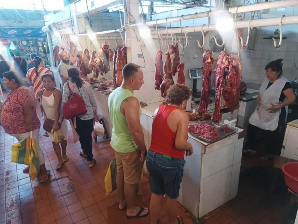Personas compran carne en el mercado Los Pozos, de Santa Cruz. Foto: DTV