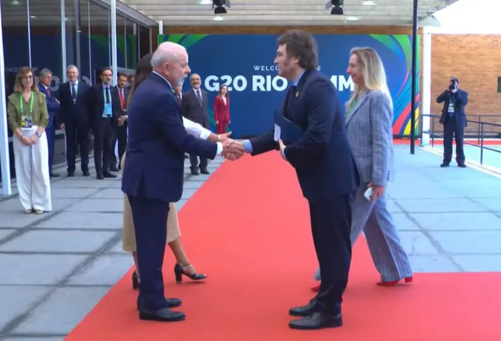 El saludo de los mandatarios en la cumbre del G20 en Río de Janeiro. Foto: Captura de video