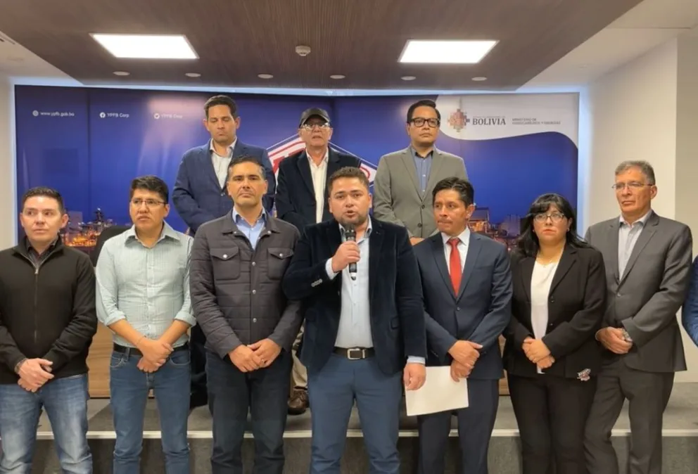 Autoridades y empresarios tras la reunión de este lunes. Foto: Captura de video